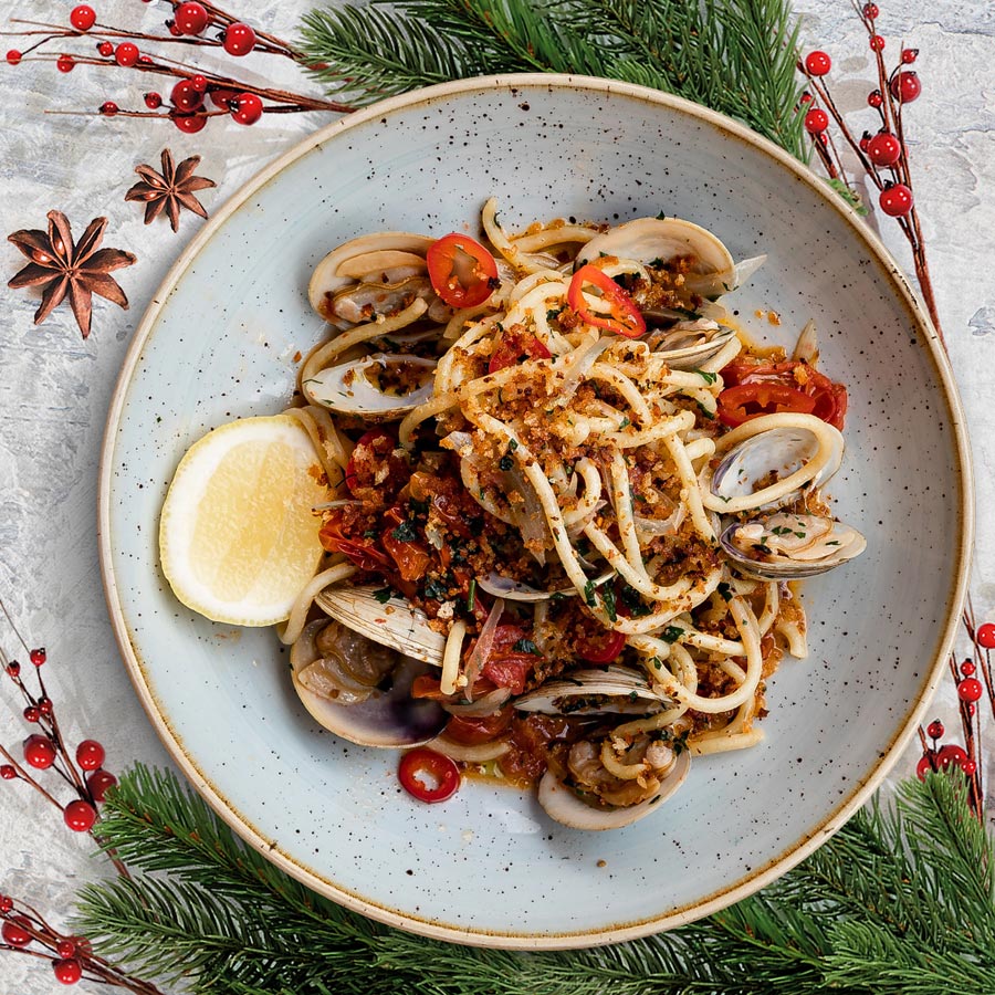 Spaghetti with clams and crispy bread