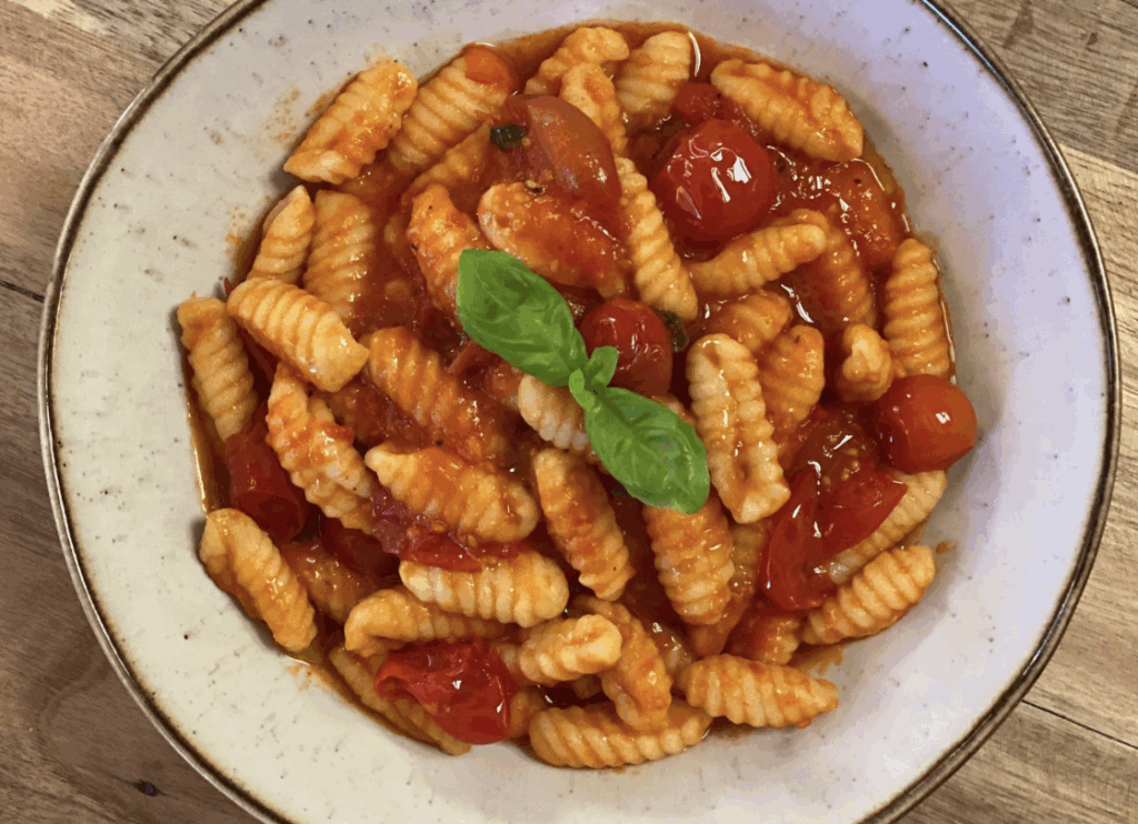 Pasta in fresh cherry tomato sugo