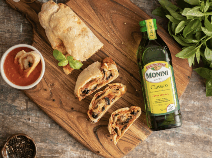 Stromboli z salami, mozzarella i ziołami