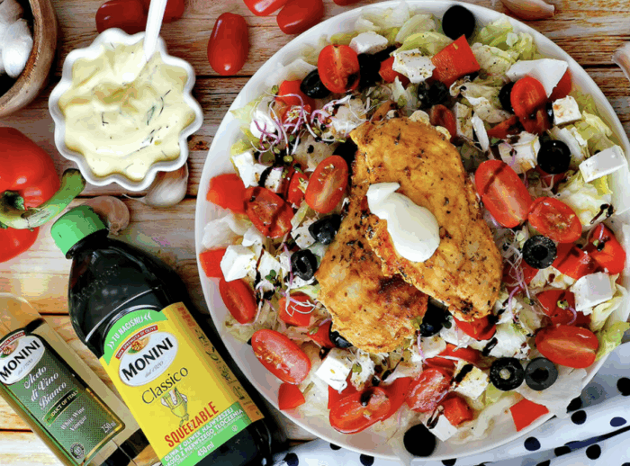 Grillowany filet z indyka w sosie aioli podany z sałatką