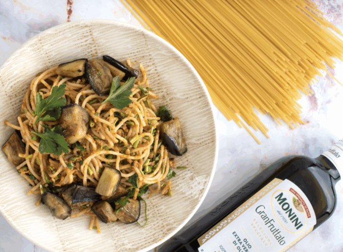 Makaron z bakłażanem, pesto z suszonych pomidorów i nasion słonecznika