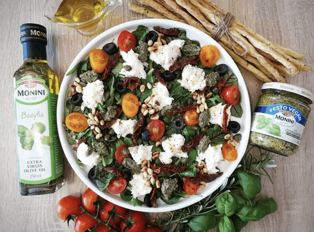 Sałatka z mozzarellą, pesto i chlebowymi paluszkami grissini