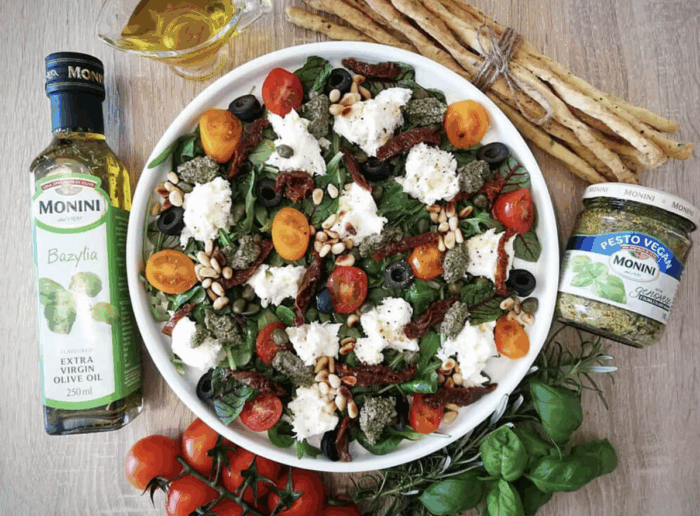 Sałatka z mozzarellą, pesto i chlebowymi paluszkami grissini