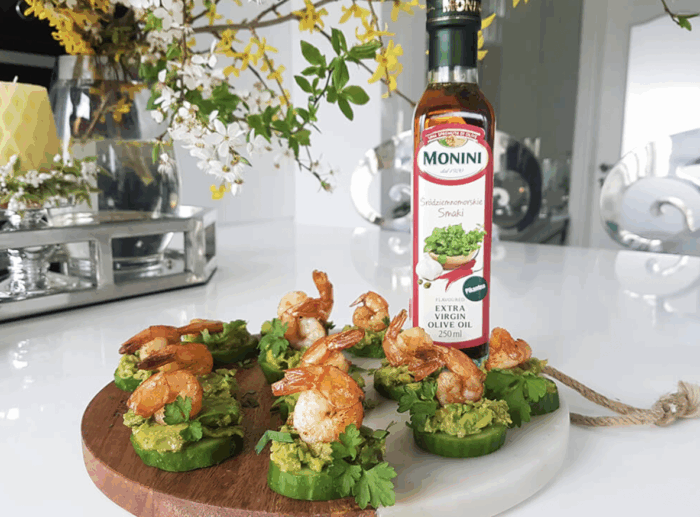 Ostre krewetki z pastą awokado i ogórkiem