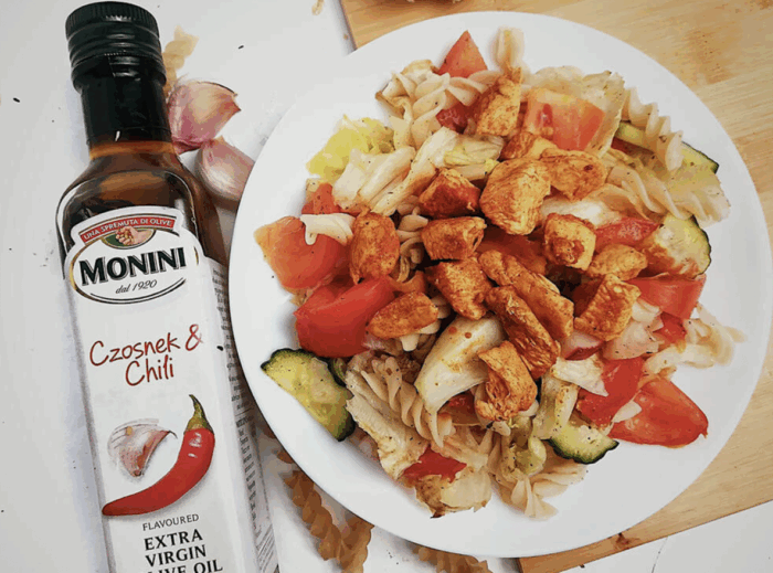 Marynowana pierś z kurczaka z sałatką