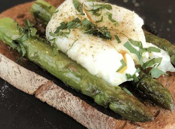 Bruschetta ze szparagami i jajkiem z oliwą Monini GranFruttato