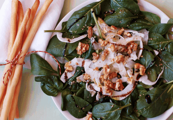 Salad with baby spinach, fennel and walnuts