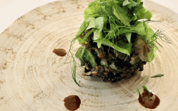 Uovo croccante in tempura di insalata con misticanza aromatica