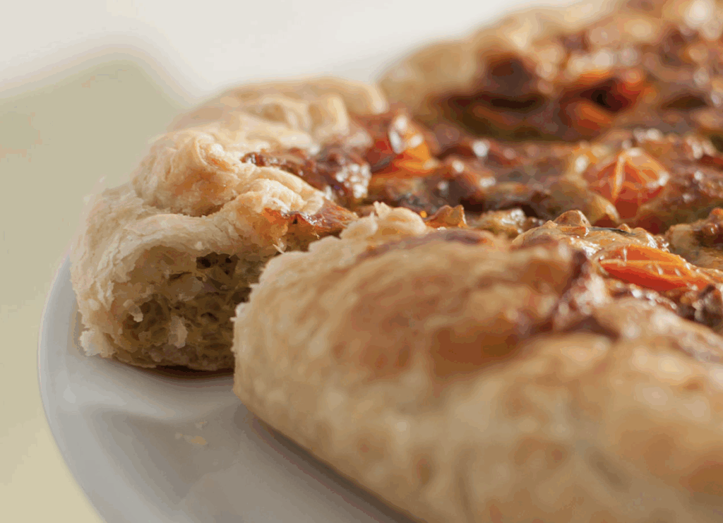 Torta salata di scamorza, crema di melanzane, erba cipollina e pomodorini ripieni