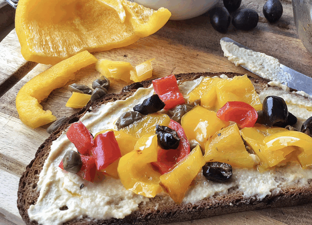 Fetta di pane all’humus di ceci con peperonata