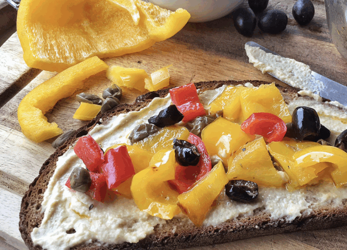 Fetta di pane all’humus di ceci con peperonata