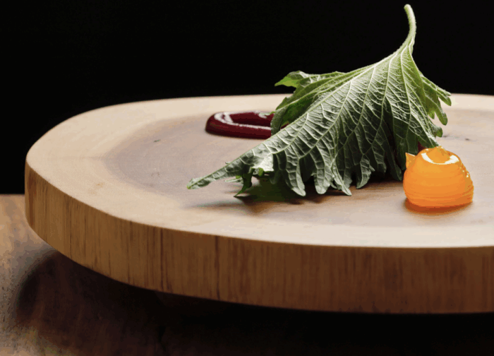 Battuto di manzetta giovane all’olio extravergine di oliva, gel di tuorlo affumicato e cavolo acidulato