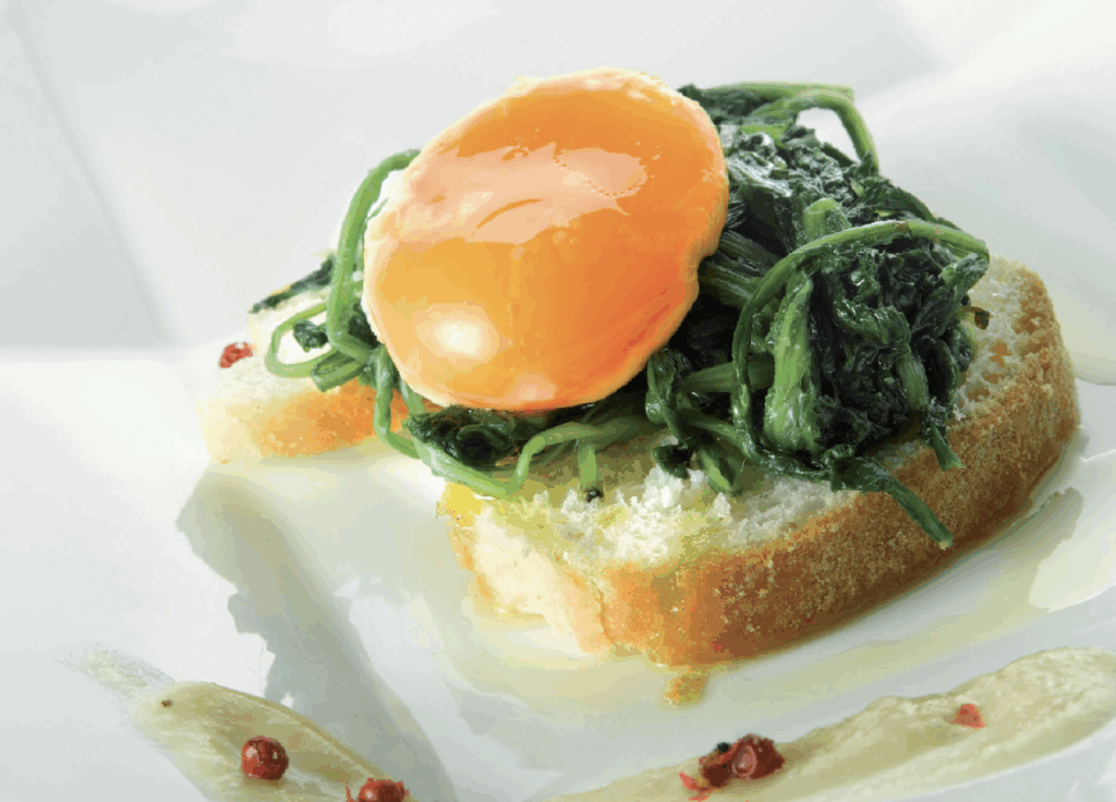 Rosette di fogliari di papavero selvatico si crostone e tuorlo d’uovo scottato