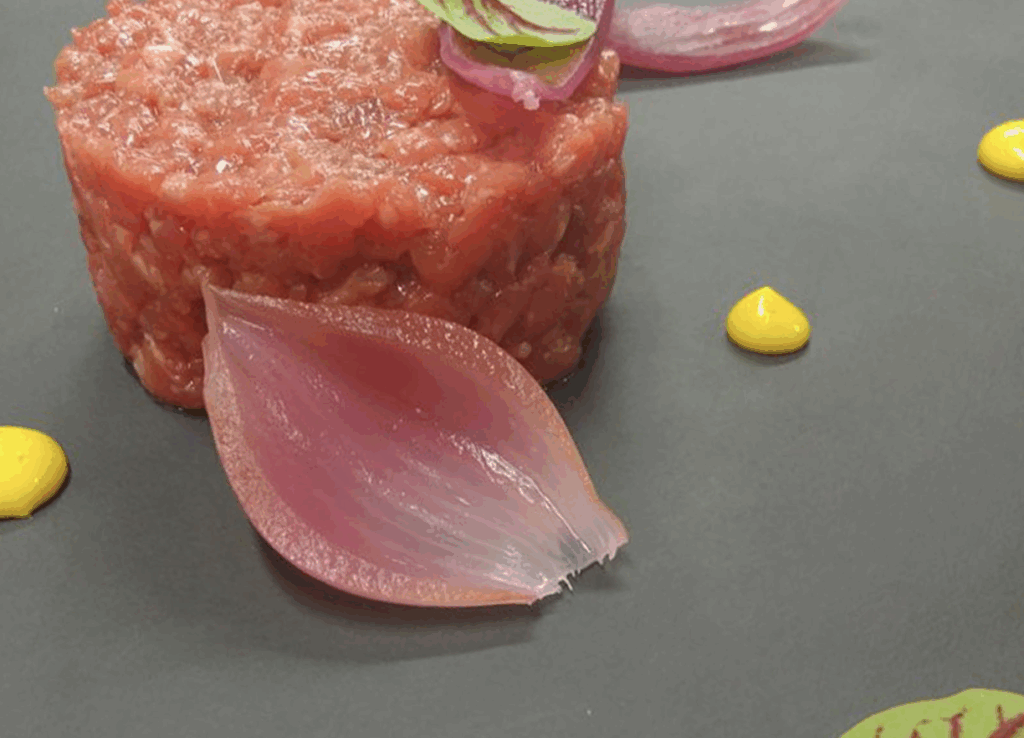 Tartare di manzo limousine, maionese, tahin e cipolla rossa in agrodolce