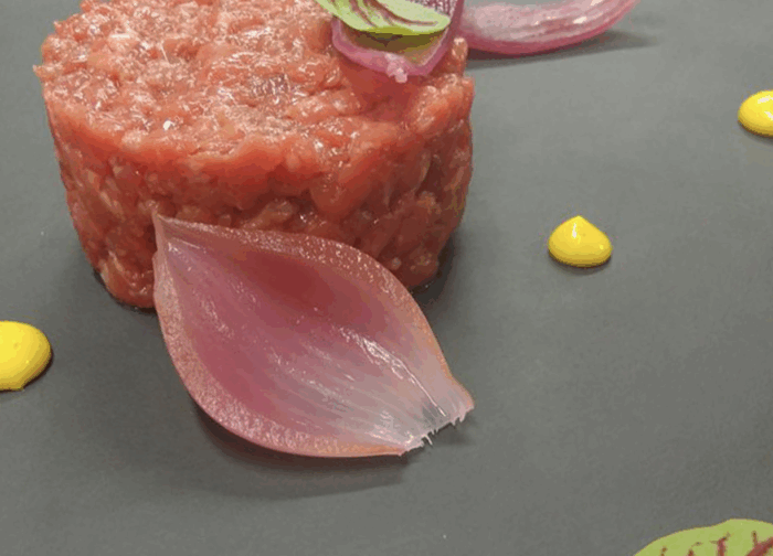 Tartare di manzo limousine, maionese, tahin e cipolla rossa in agrodolce