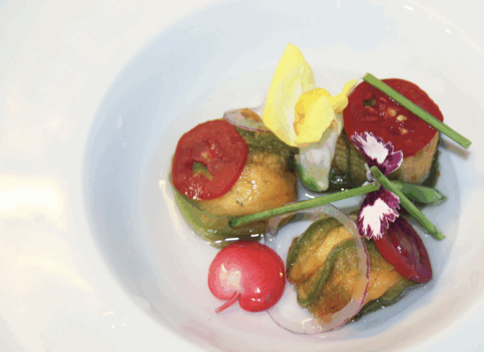 Fiore di zucca ripieno di baccalà mantecato, insalata di pomodori e bergamotto