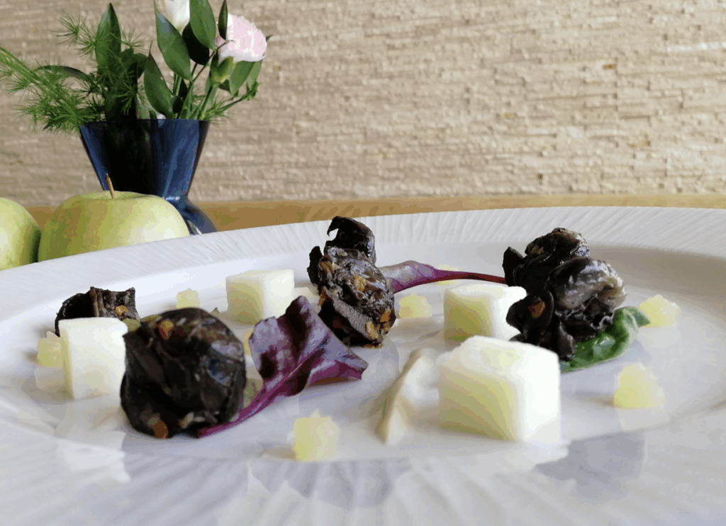 Lumaca, lattuga, cavolfiore e mela