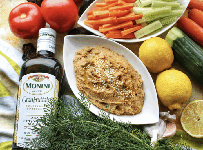 Hummus z suszonymi pomidorami i bazylią