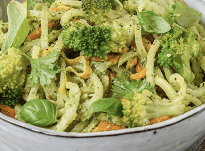 Makaron warzywny z pesto brokułowo-pietruszkowym
