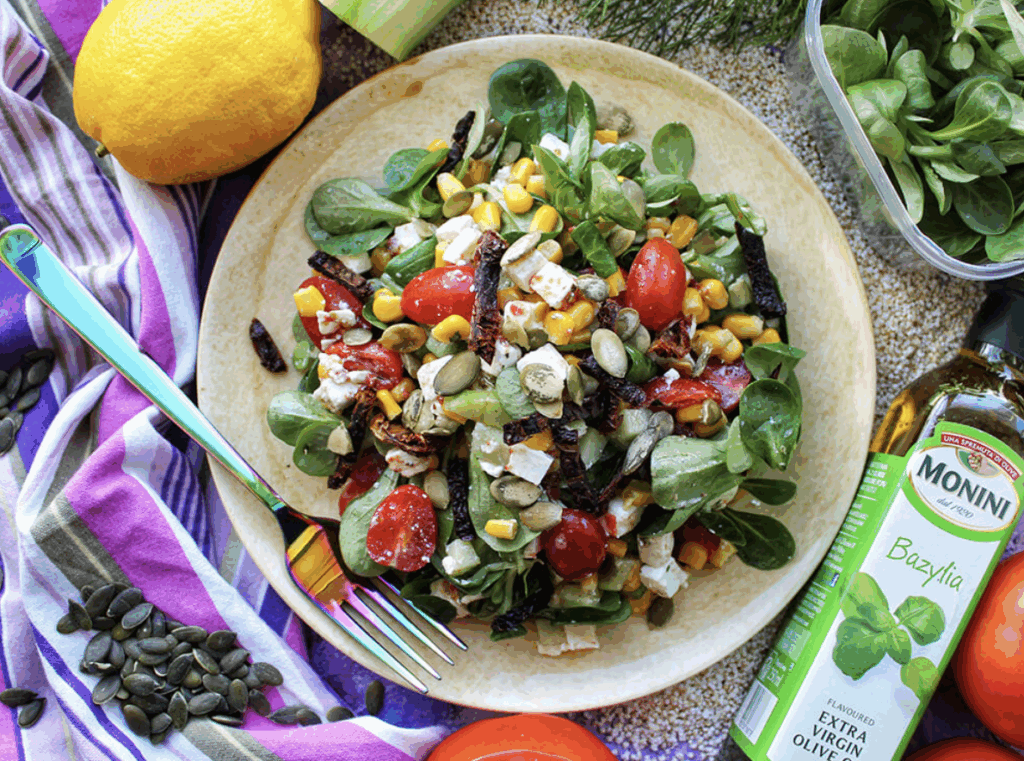 Sałatka z pomidorowo-bazyliowym winegretem