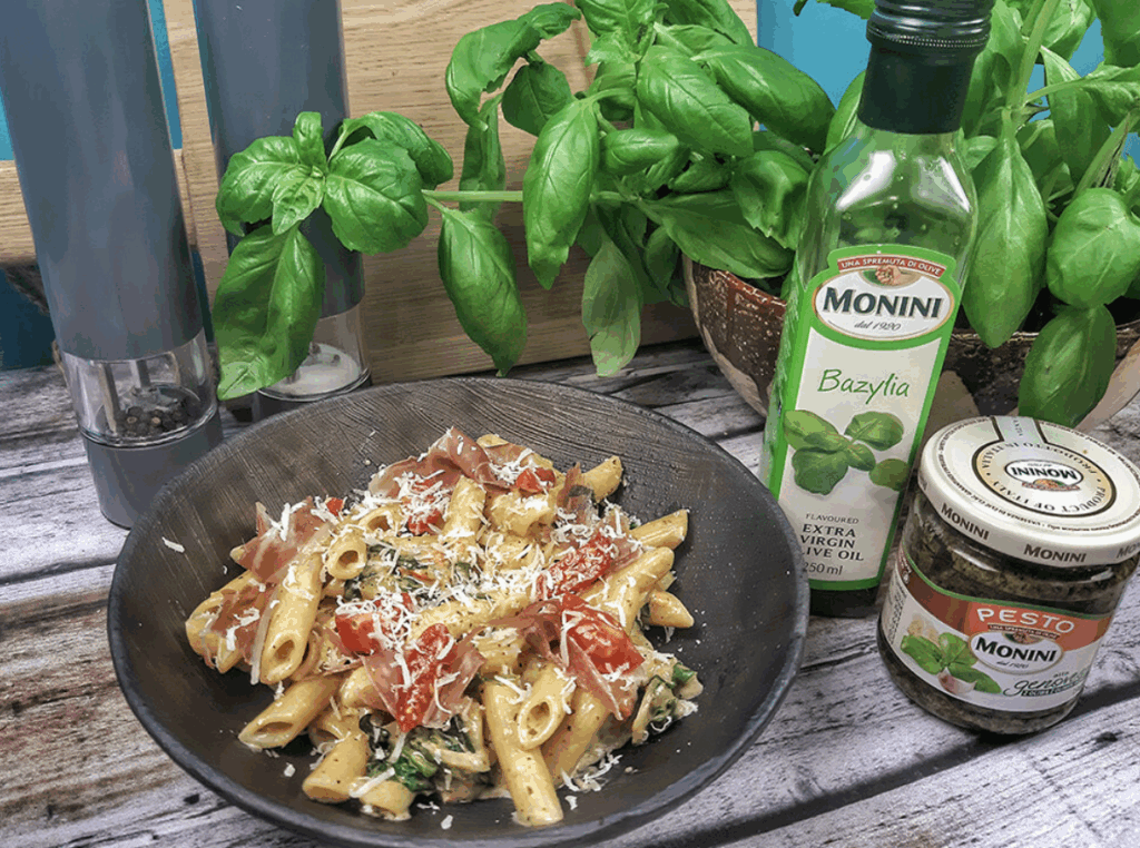 Bazyliowe Penne z orzeszkami ziemnym, szpinakiem i suszonymi pomidorkami