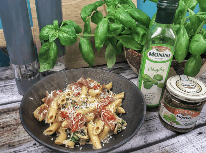 Bazyliowe Penne z orzeszkami ziemnym, szpinakiem i suszonymi pomidorkami