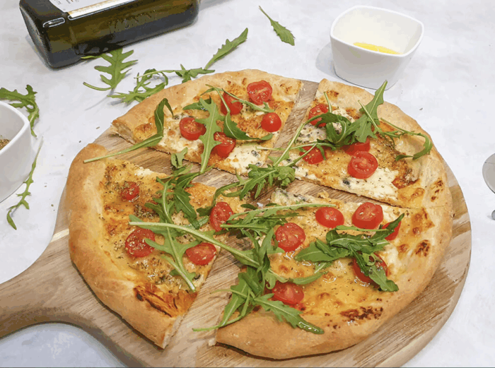 Włoska pizza pszenno-orkiszowa z serem lazur