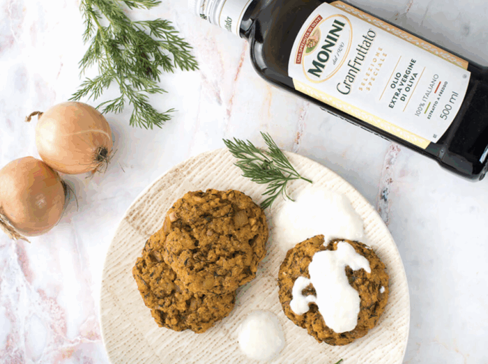 Kotlety ziemniaczano-jaglane z sosem jogurtowym