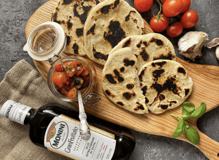 Podpłomyki z pomidorami w bazylii