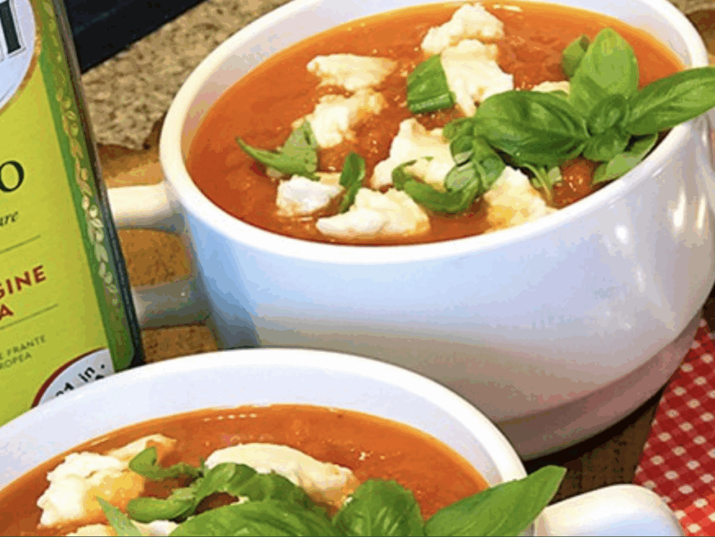 Krem z pomidorów z mozzarellą i bazylią