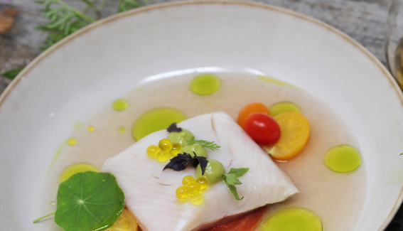 Salmerino di montagna su fondo di pomodoro, olio di oliva, dragoncello e crema di avocado