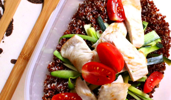 Insalata con petto di pollo, quinoa, zucchina, pomodorini