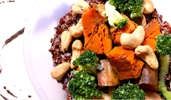 Insalata di quinoa, zucca arrostita, broccoli, anacardi, melanzane