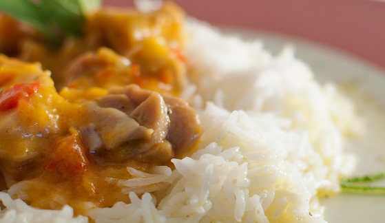 Riso basmati con bocconcini di pollo, salvia e salsa di peperoni rossi e gialli