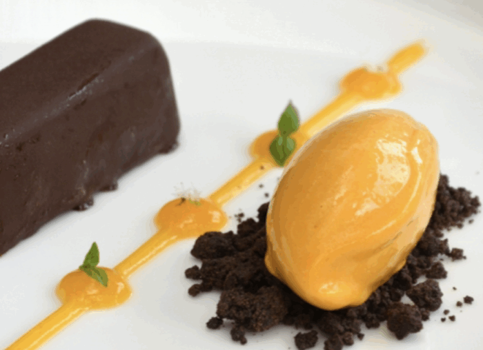 Bavarese al cioccolato con sorbetto all’albicocca e olio evo