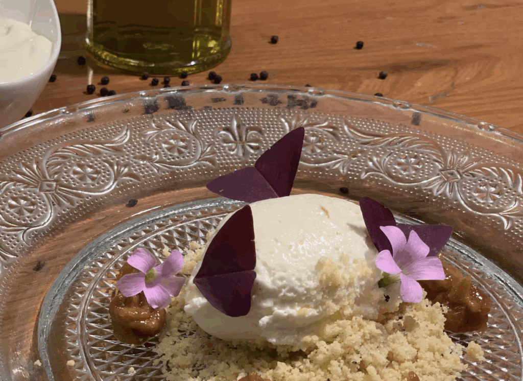 Gelato allo squacquerone, crumble all’olio evo e pepe con fichi caramellati