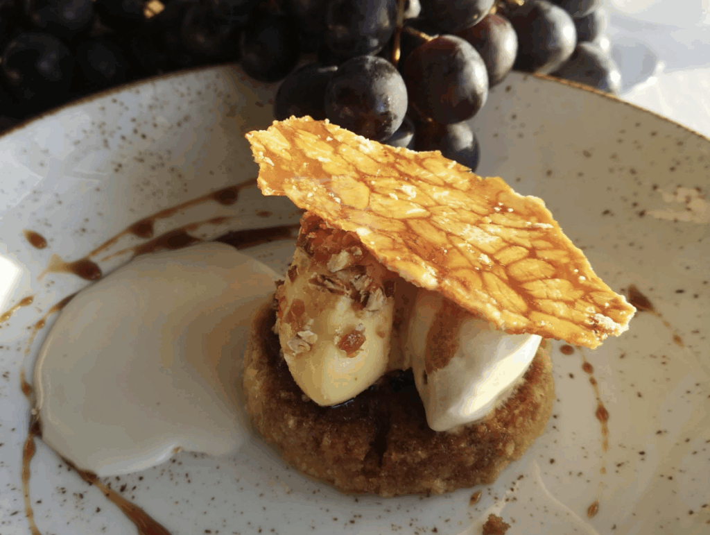 Panna cotta alla crema con latte di pinoli, ciambella all’olio extra vergine di oliva, gelato alla saba e pinoli pralinati