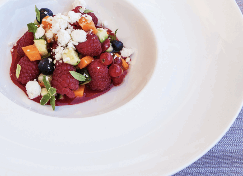 Macedonia di lamponi e verdura con neve di olio