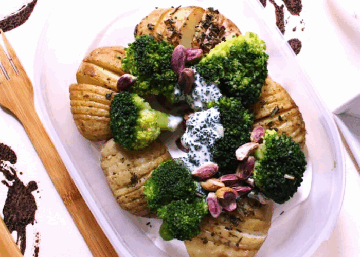 Insalata con patate hasselback, broccoli e panna di soia