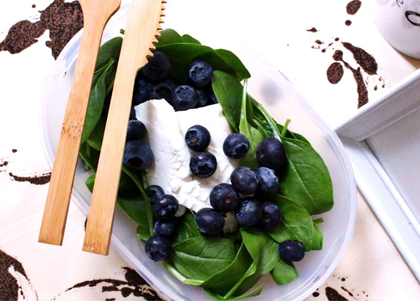 Insalata ricotta vaccina, mirtilli, spinaci, semi di zucca