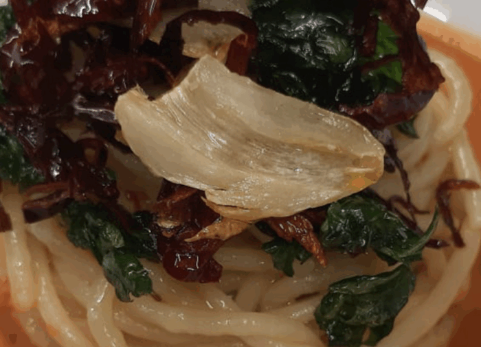 Spaghettone all’aglio, olio, peperoncino e crema di branzino all’oro rosso