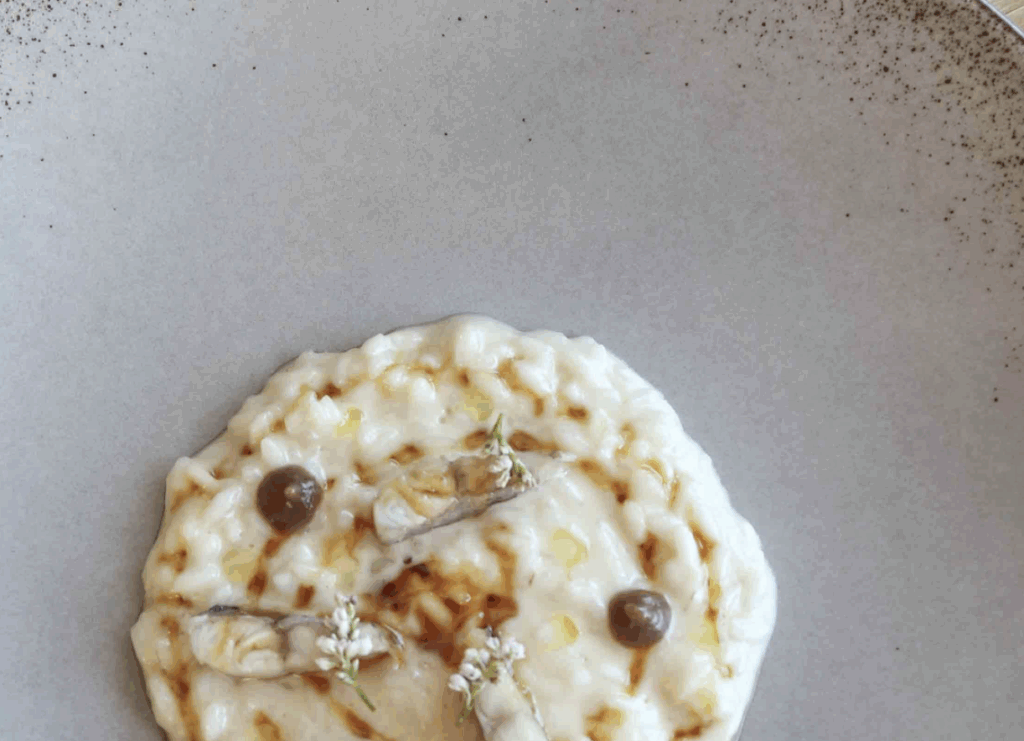 Risotto, olio alle arachidi, anguilla, caramello saltato