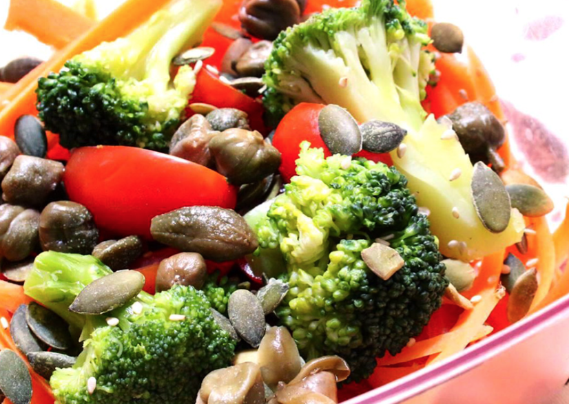 Insalata con broccoli, carota, pomodorini