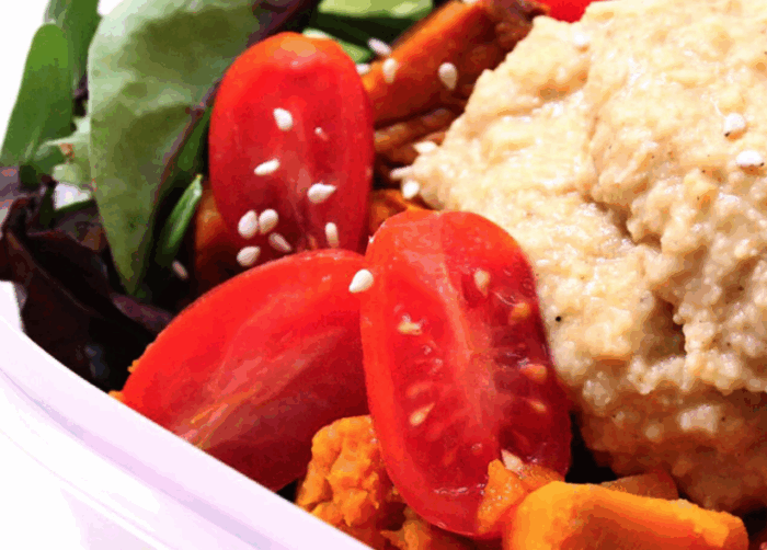 Insalata con misticanza zucca, pomodorini, hummus di ceci