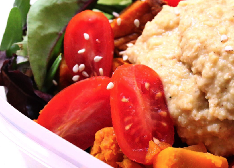 Insalata con misticanza zucca, pomodorini, hummus di ceci