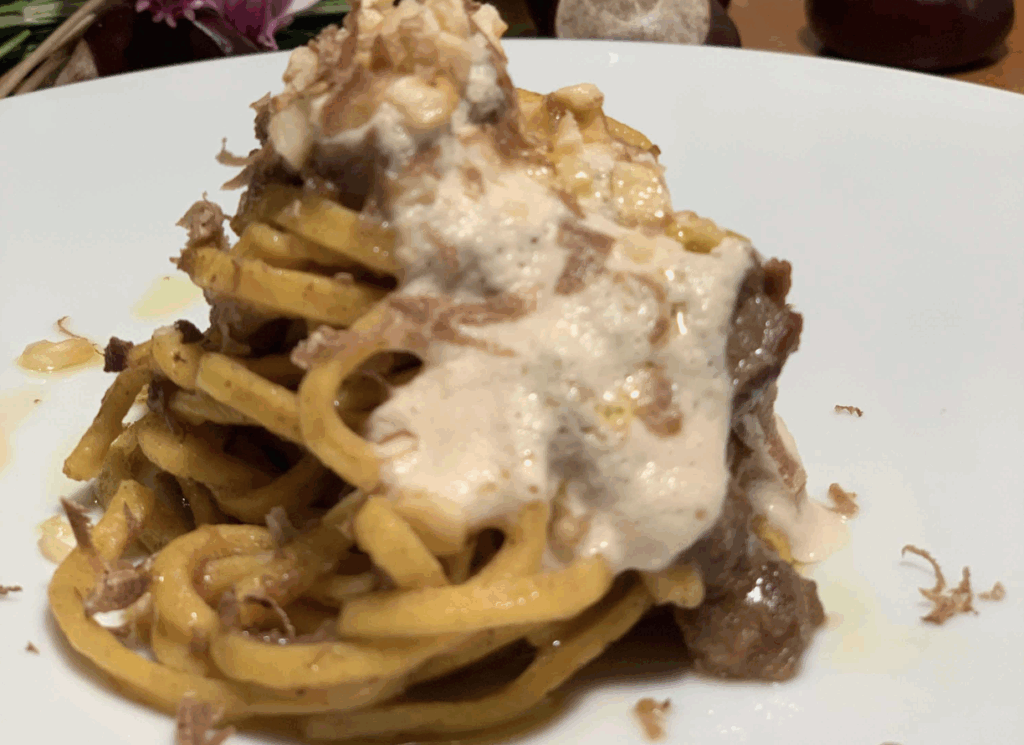 Spaghetti alla chitarra di castagne con ragù di cervo e spuma di nocciole
