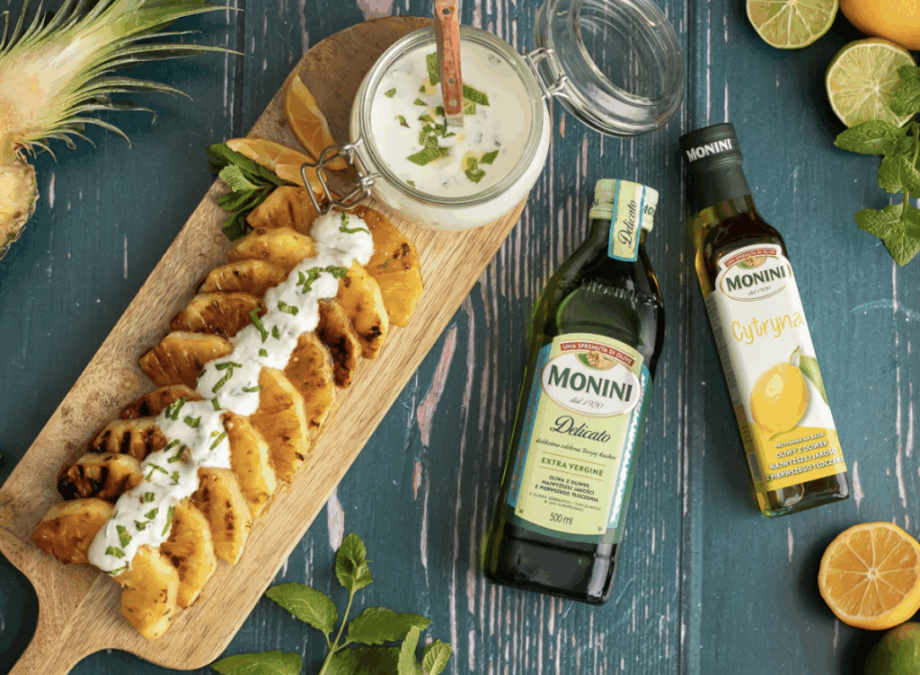 Grillowany ananas z sosem miętowym