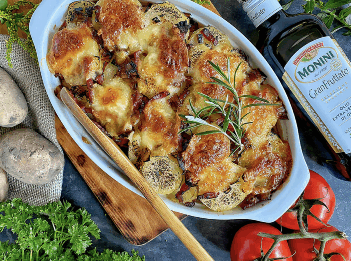 Zapiekanka ziemniaczana z boczkiem, pomidorami i rozmarynem