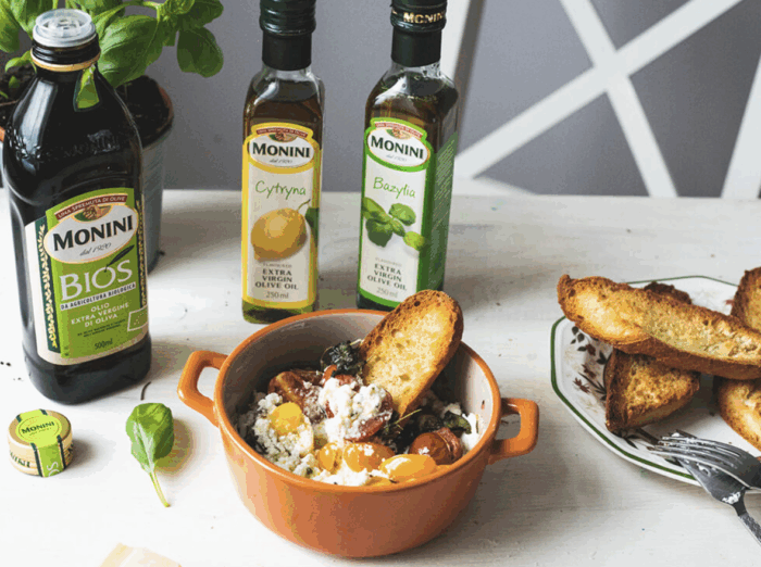 Pieczona ricotta z ziołami i chrupiącym pieczywem