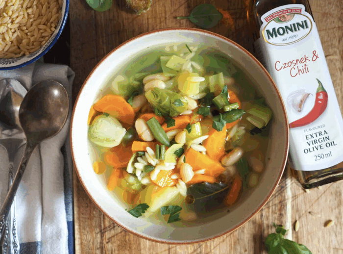 Minestrone z fasolą i brukselką